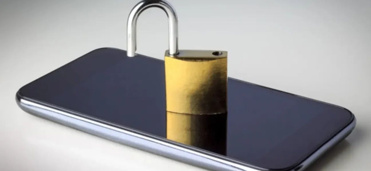 Odklenjen telefon s simbolično odprto ključavnico, ki ponazarja rešitve za pozabljeno geslo