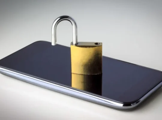 Odklenjen telefon s simbolično odprto ključavnico, ki ponazarja rešitve za pozabljeno geslo