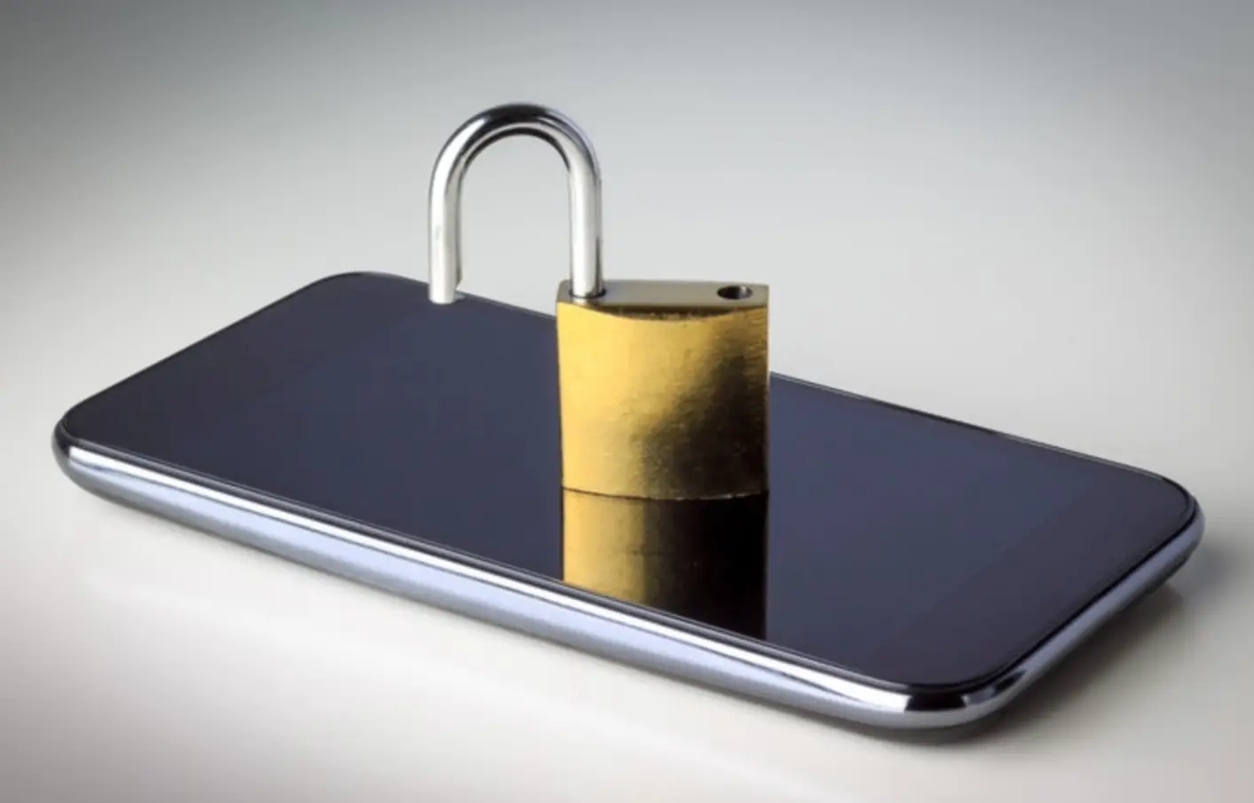 Odklenjen telefon s simbolično odprto ključavnico, ki ponazarja rešitve za pozabljeno geslo