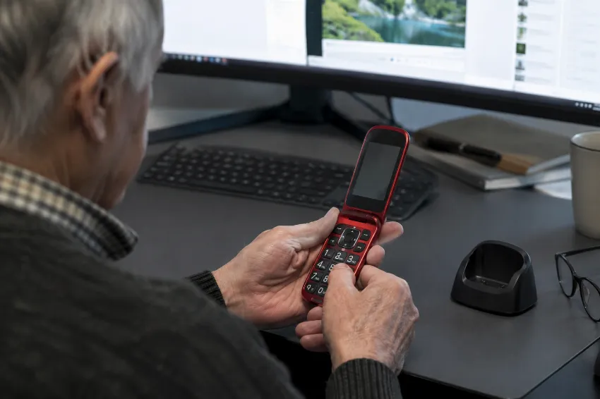 Preklopni telefon na tipke za starejše s polnilnim stojalom
