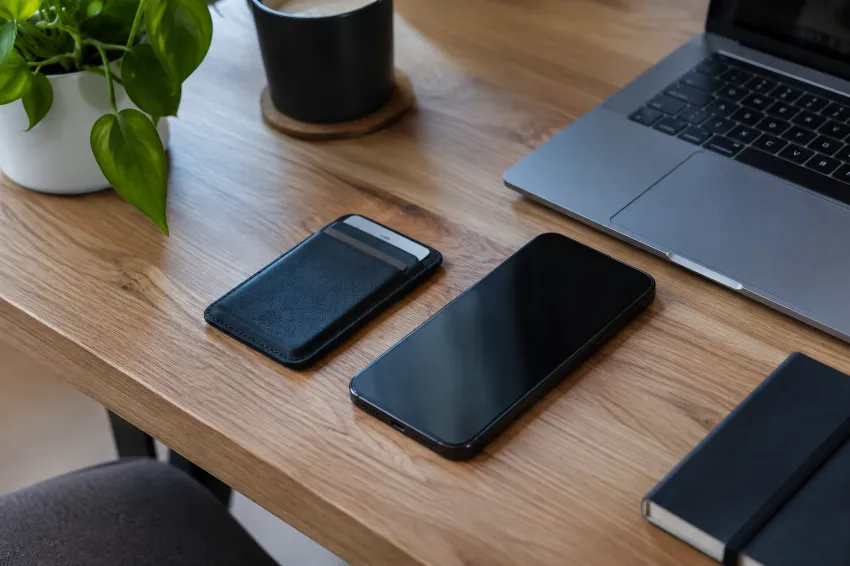 Telefon Android in magnetni ovitek z režami za kartice na mizi