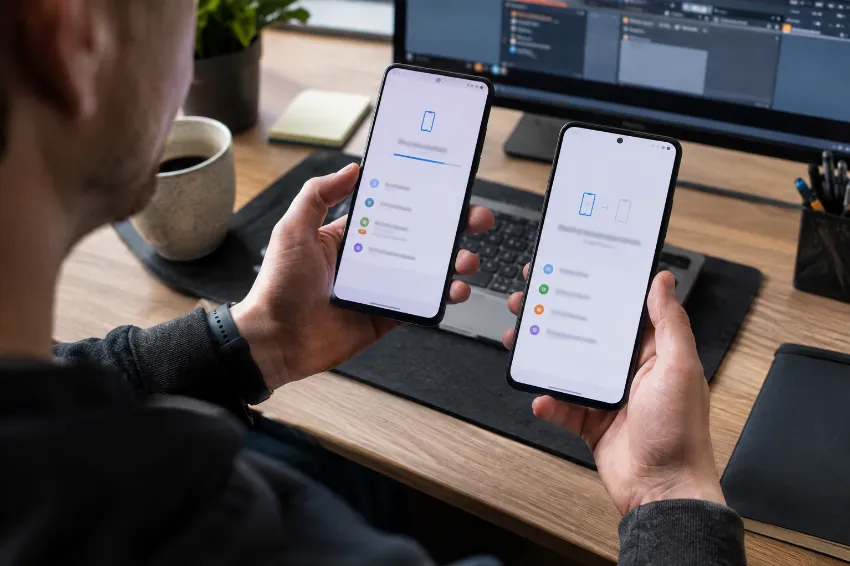 Star in nov telefon Android na mizi med prenosom nastavitev