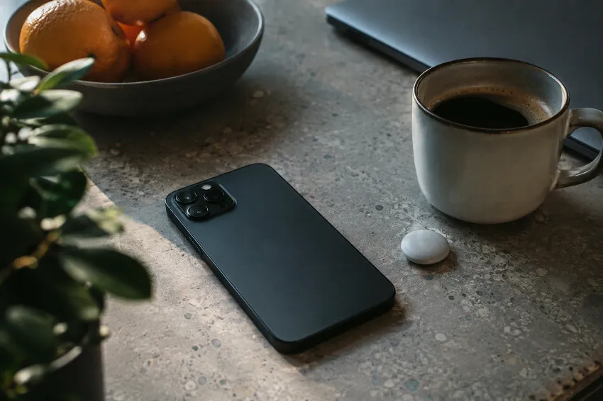 Telefon in majhen Bluetooth sledilnik na mizi, simbol skritega sledenja